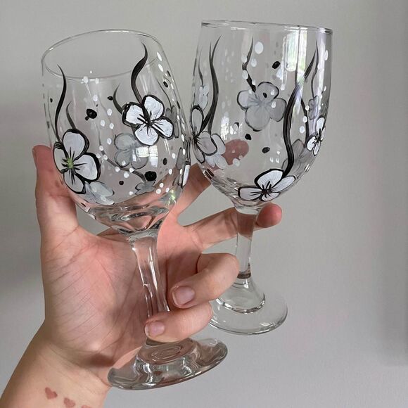 Set of 2 Hand Painted Floral Wine Glasses - Picture 7 of 7